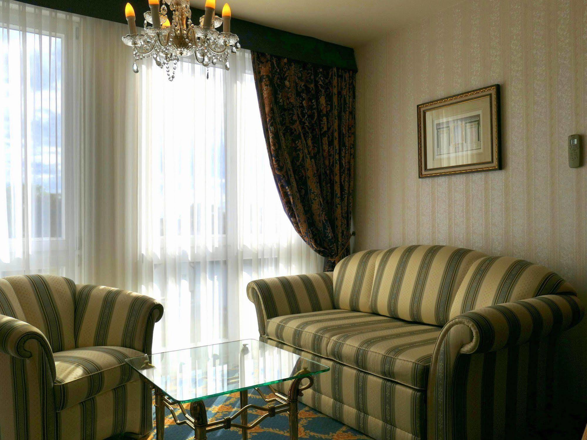 Seetelhotel Ahlbecker Hof Heringsdorf  Extérieur photo A living room in a hotel suite